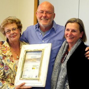 Vlnr is Raadsdame Nicolette Botha-Guthrie saam met Michael en Dorothy Lutzeyer